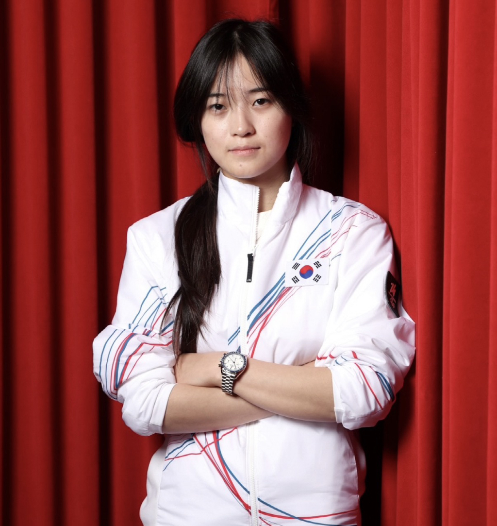 최가온에게-직접-시계-채워준-오메가-회장-3-이미지