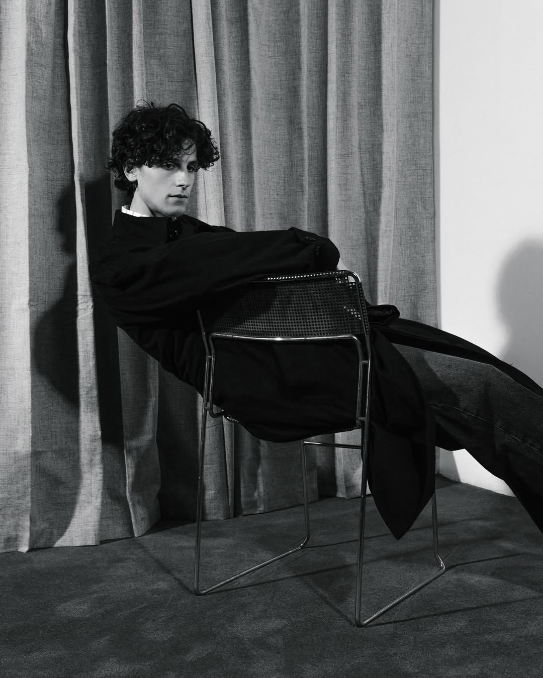 팀버튼이-보고-박수쳤을-상이라는-'웬즈데이'-출연배우-7-이미지