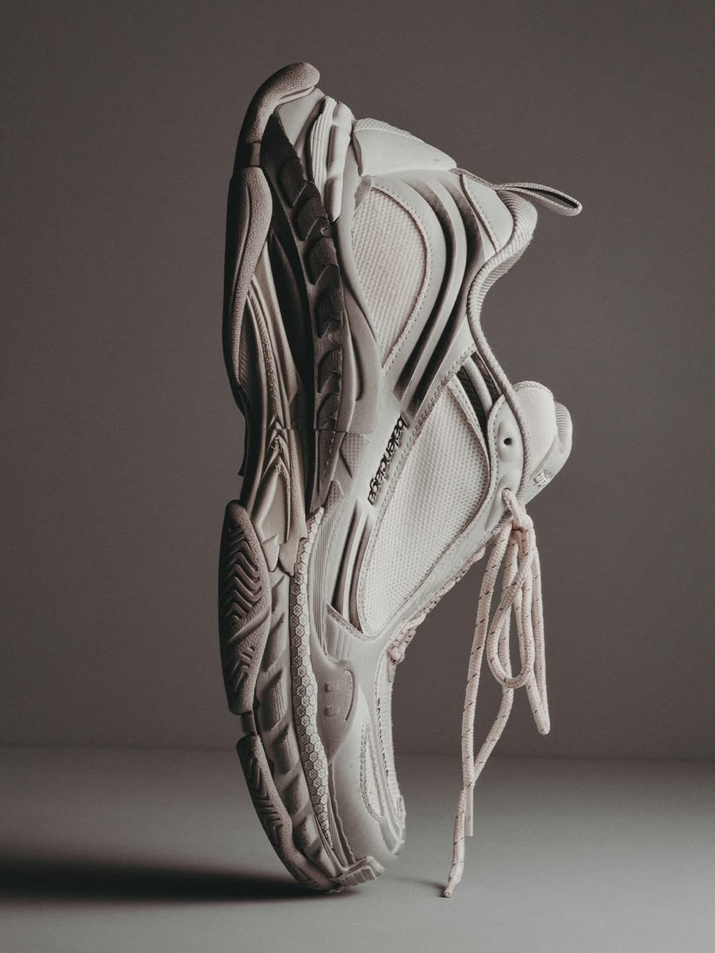 발렌시아가-트리플S2-출시-1-이미지