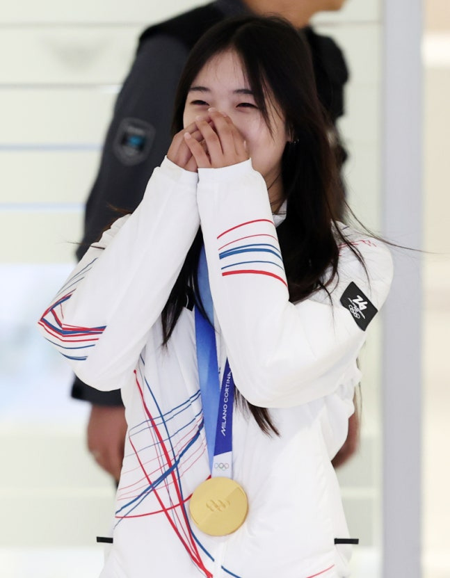 금메달-메고-귀국한-최가온-선수-4-이미지