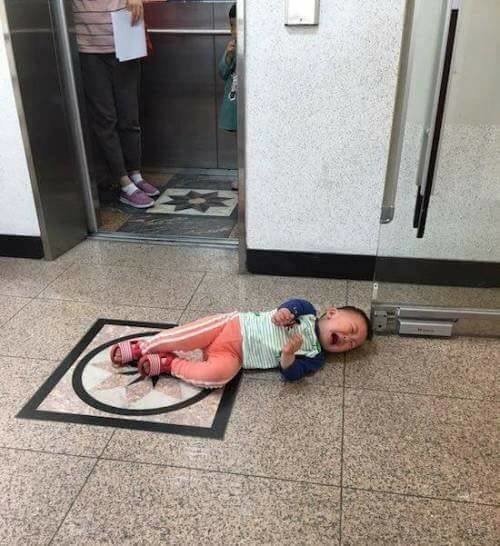 엘리베이터-버튼을-누나가-누름-0-이미지