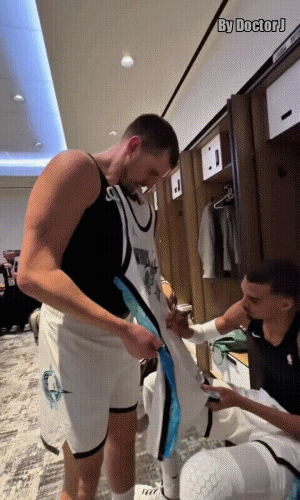 웸비에게-'에일리언'-사인받는-요키치-1-이미지