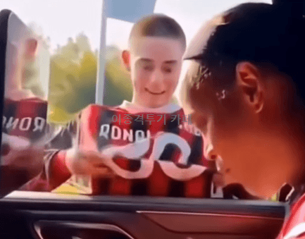 최애-선수에게-싸인-받고-좋아하는-팬-0-이미지