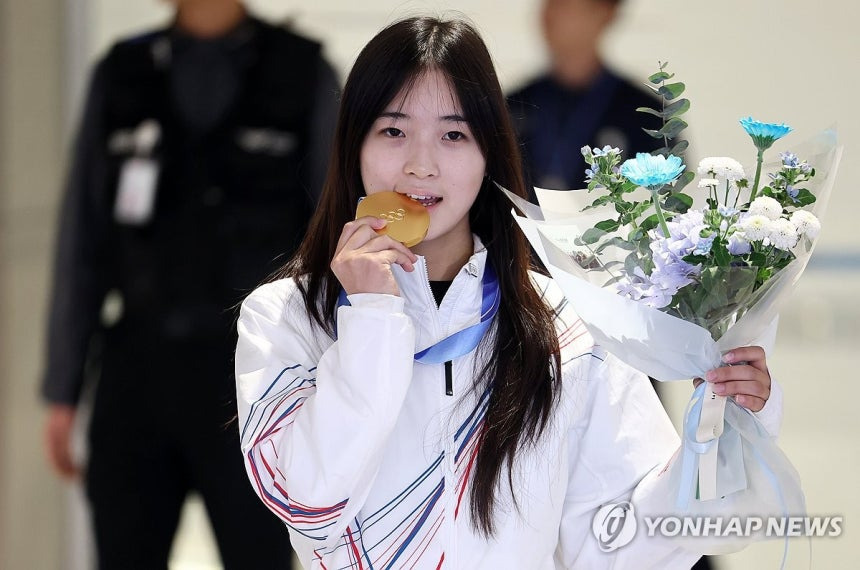 금메달-메고-귀국한-최가온-선수-2-이미지