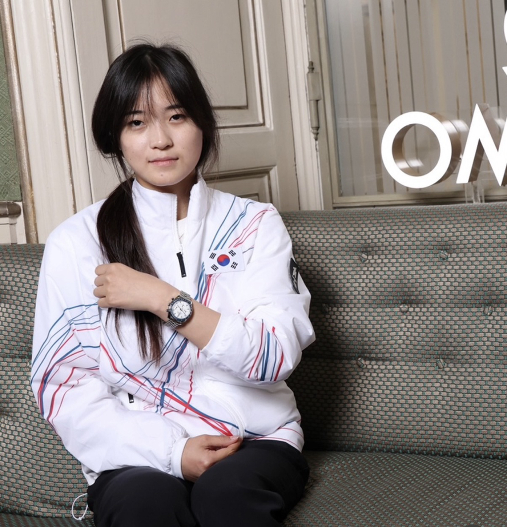 최가온에게-직접-시계-채워준-오메가-회장-4-이미지