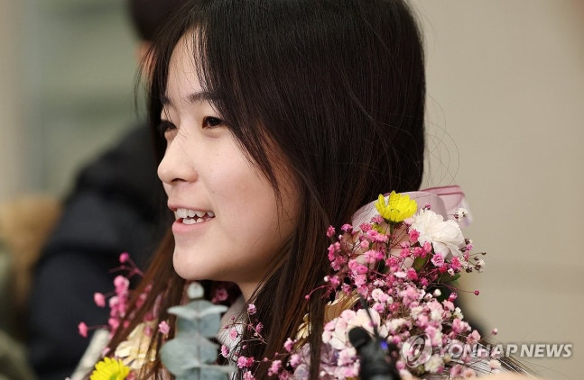 금메달-메고-귀국한-최가온-선수-6-이미지