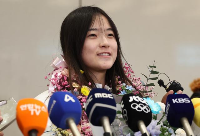 금메달-메고-귀국한-최가온-선수-5-이미지