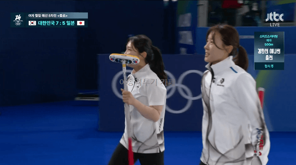 한일전-승리하고-기념-사진-찍는-대한민국-대표팀-2-이미지