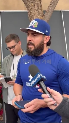 딸을-잃은-후-기자들-앞에서-성명-발표한-알렉스-베시아-0-이미지