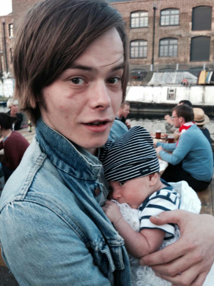 기묘한-이야기에-나온-배우-찰리-히튼은-사실-11살-아들이-있음-8-이미지