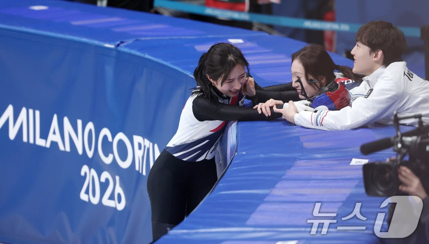 김길리-축하해주는-최민정-2-이미지