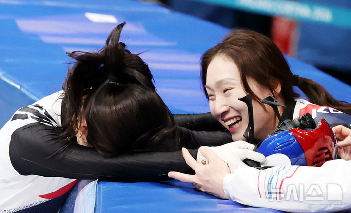 김길리-축하해주는-최민정-3-이미지