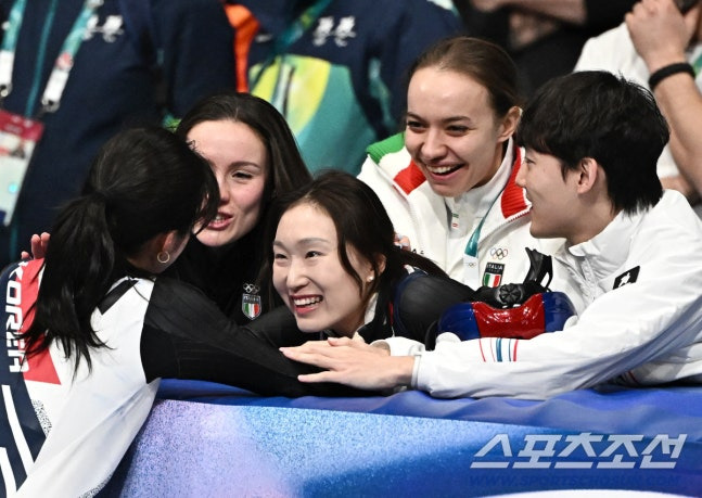 김길리-축하해주는-최민정-5-이미지