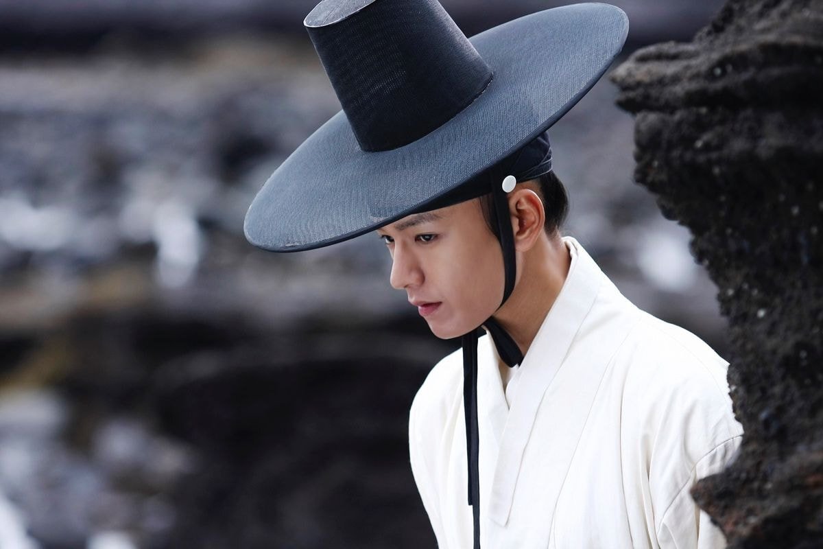 유럽식-제복,-수트-못지-않게-체형을-많이-타는-것-같은-남자-한복-1-이미지