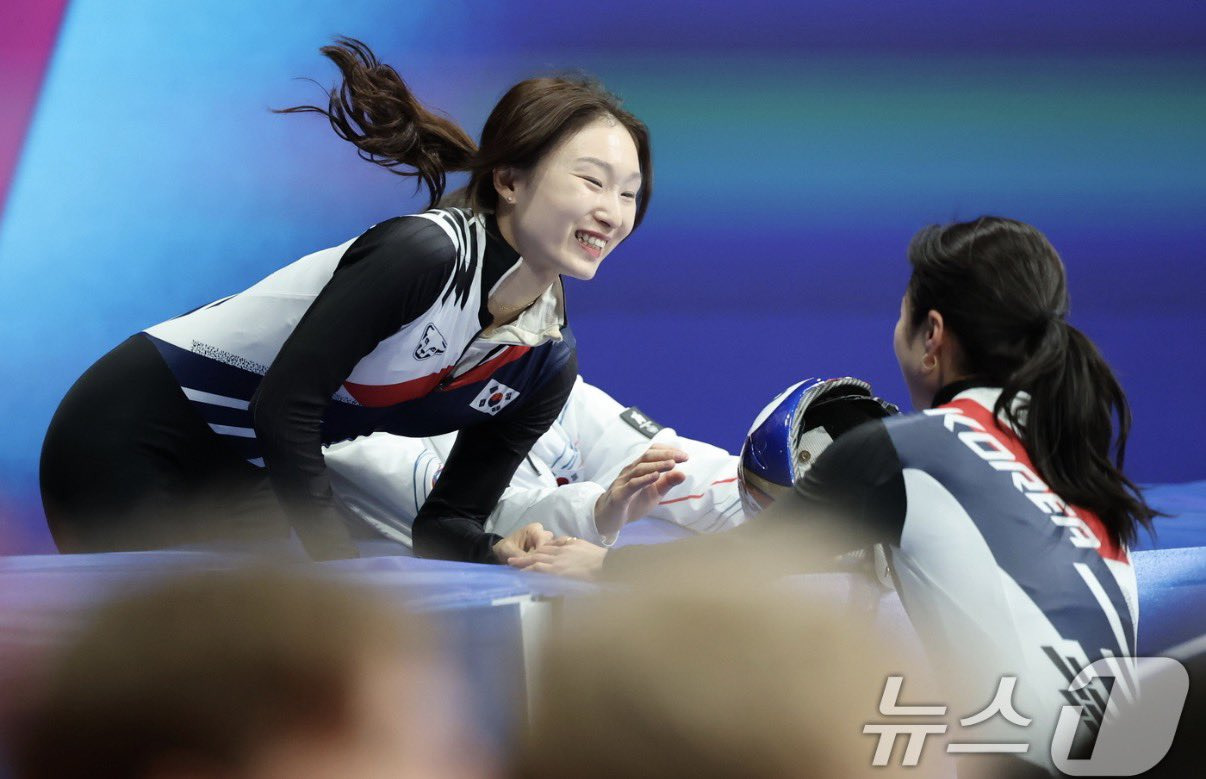 김길리-축하해주는-최민정-0-이미지