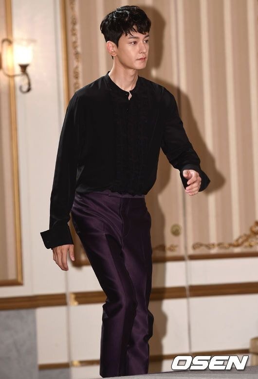 유럽식-제복,-수트-못지-않게-체형을-많이-타는-것-같은-남자-한복-0-이미지