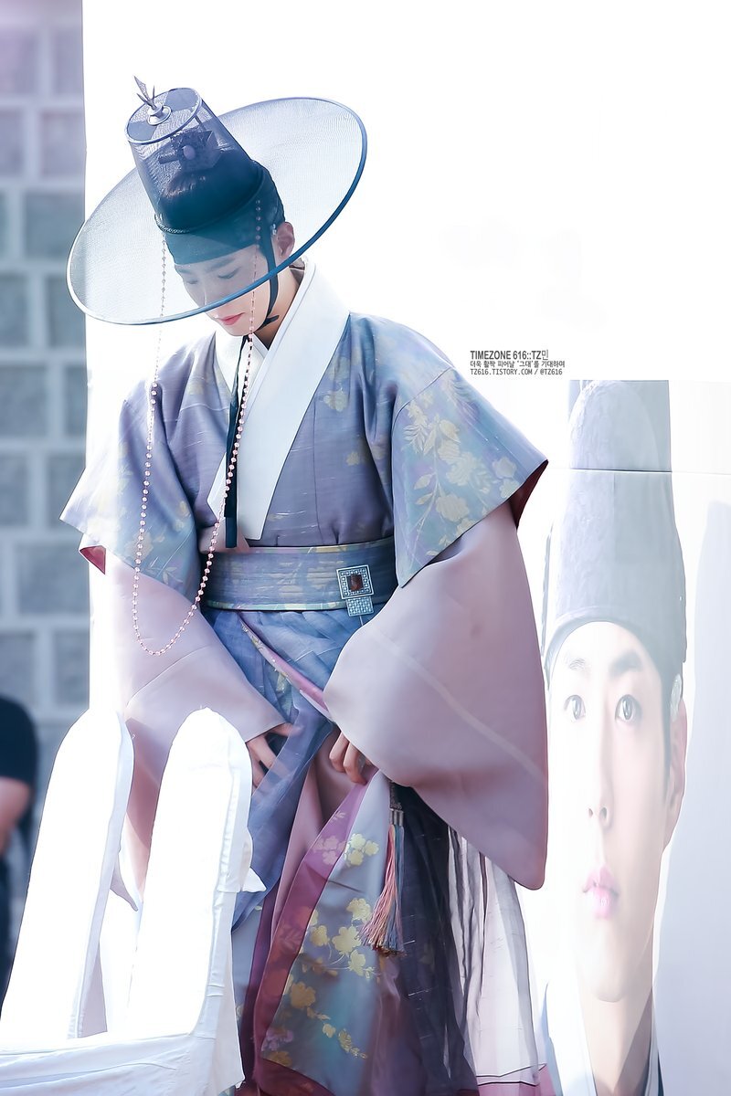 유럽식-제복,-수트-못지-않게-체형을-많이-타는-것-같은-남자-한복-5-이미지