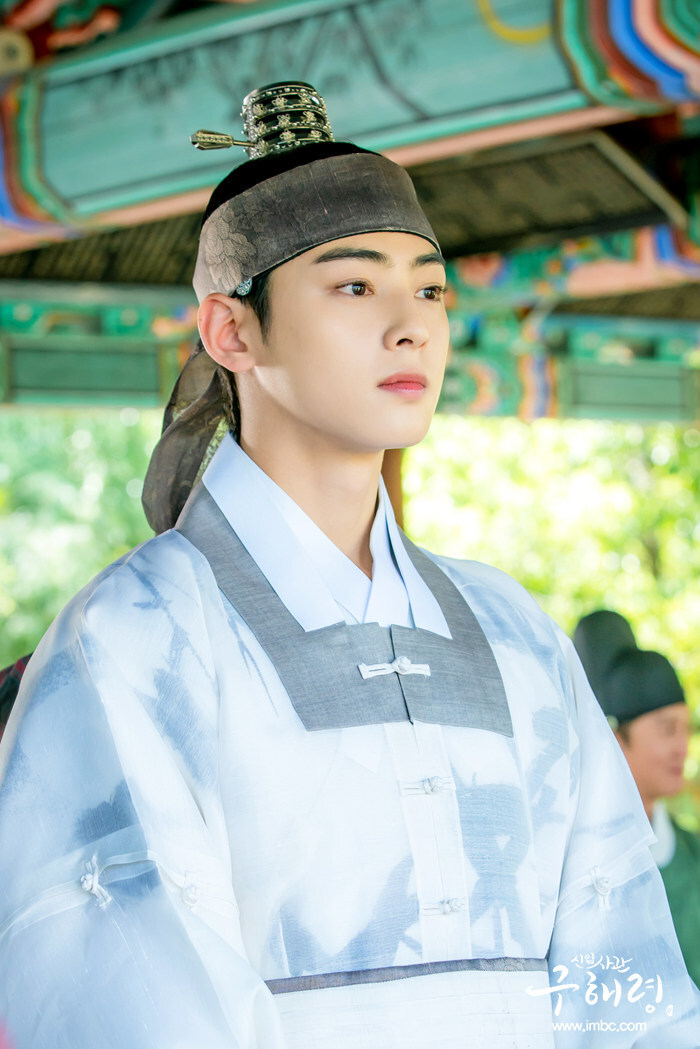 유럽식-제복,-수트-못지-않게-체형을-많이-타는-것-같은-남자-한복-3-이미지