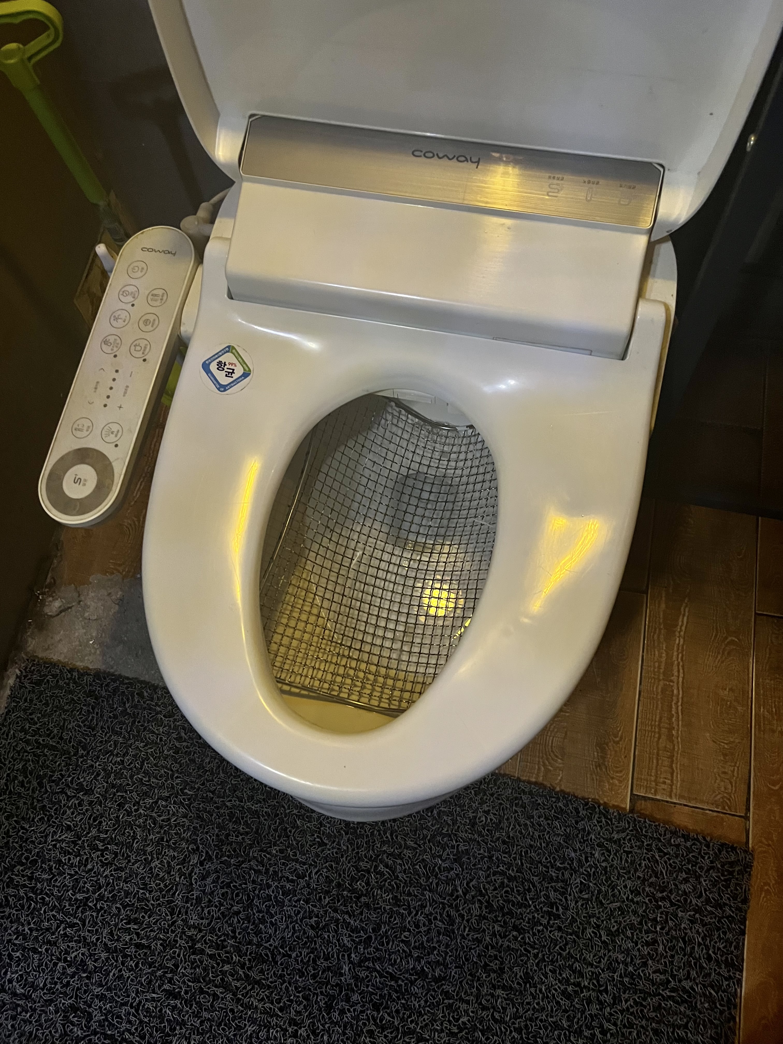 술집-화장실-변기에-똥-싸지-말라고-설치한-것.twt-1-이미지