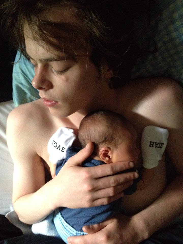 기묘한-이야기에-나온-배우-찰리-히튼은-사실-11살-아들이-있음-6-이미지