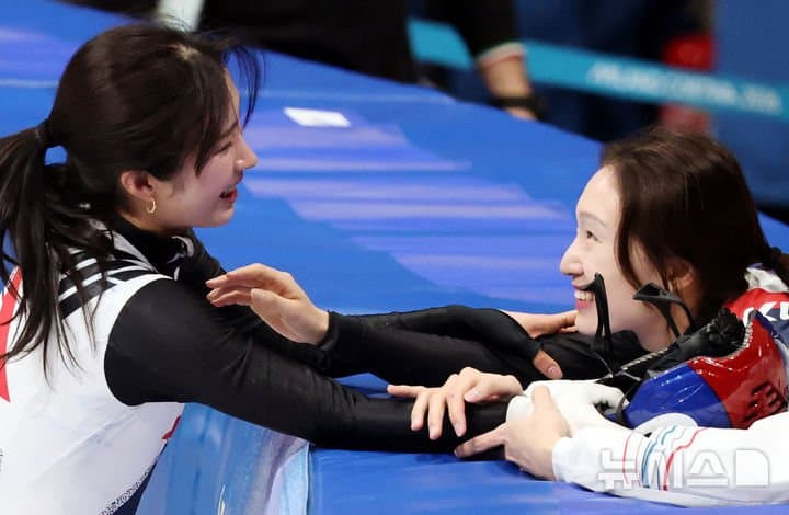 김길리-축하해주는-최민정-4-이미지