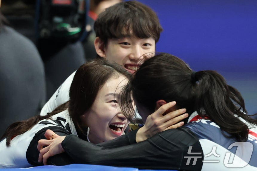 김길리-축하해주는-최민정-1-이미지