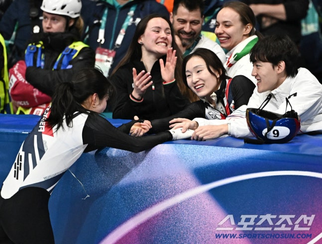 김길리-축하해주는-최민정-6-이미지