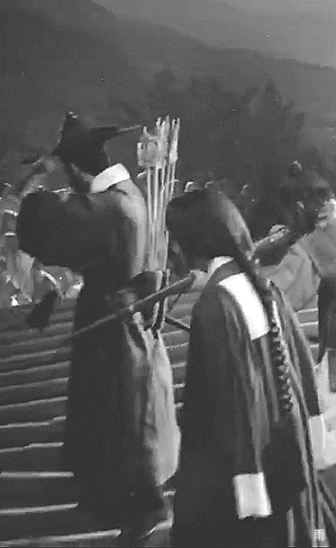 유럽식-제복,-수트-못지-않게-체형을-많이-타는-것-같은-남자-한복-20-이미지