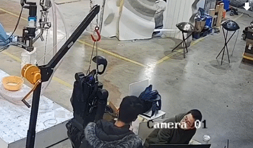 조금-무서운-중국-휴머노이드-로봇-폭주하는-모습.gif-0-이미지