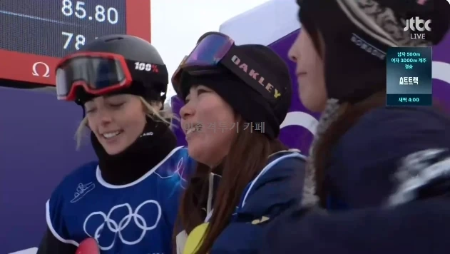 여자-스노보드-슬로프스타일-금메달-축하-받는-후카다-마리-선수-3-이미지