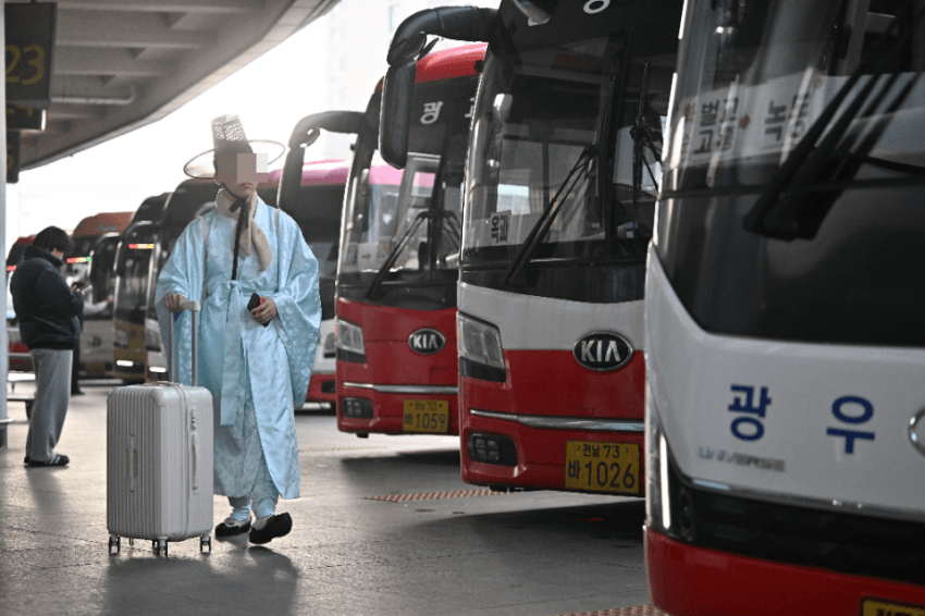 한복입고-터미널왔는데-기자님이-사진찍어줌-4-이미지