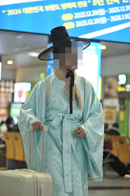 한복입고-터미널왔는데-기자님이-사진찍어줌-1-이미지