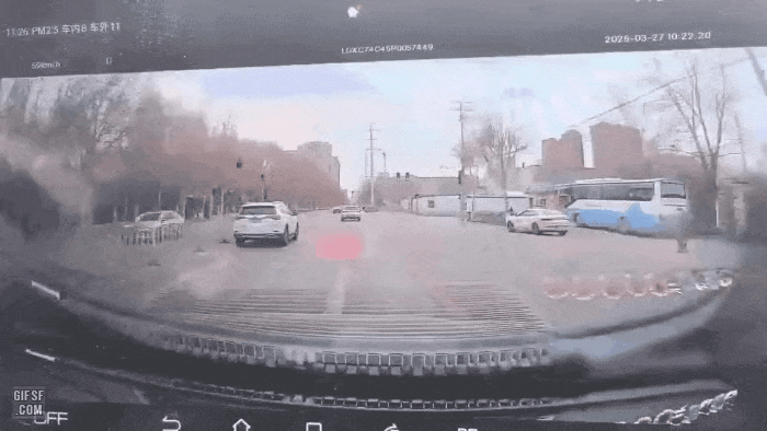 운전-중-날아온-맨홀뚜껑.gif-1-이미지