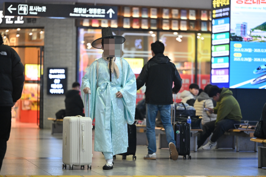 한복입고-터미널왔는데-기자님이-사진찍어줌-3-이미지