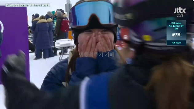 여자-스노보드-슬로프스타일-금메달-축하-받는-후카다-마리-선수-0-이미지