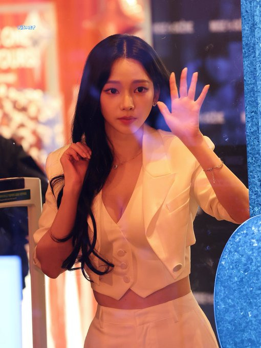 오늘자-성수-미쟝센-행사-과감한-카리나.jpg-5-이미지