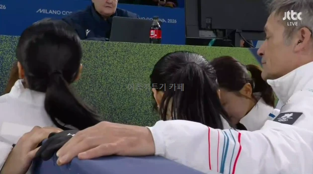 경기-후-눈물-흘리는-대한민국-여자-컬링-대표팀-1-이미지