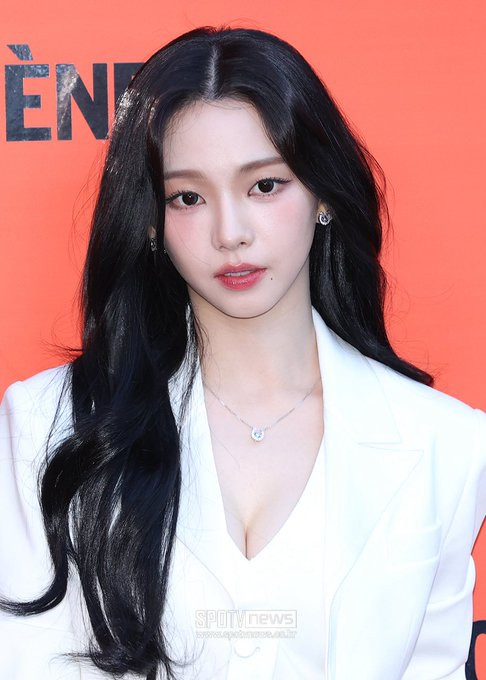 오늘자-성수-미쟝센-행사-과감한-카리나.jpg-1-이미지