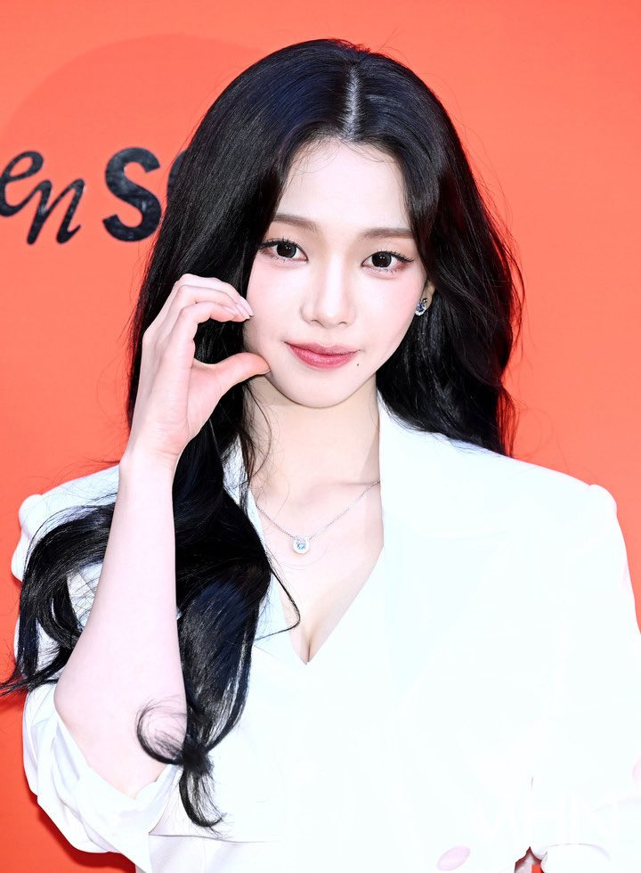 오늘자-성수-미쟝센-행사-과감한-카리나.jpg-4-이미지