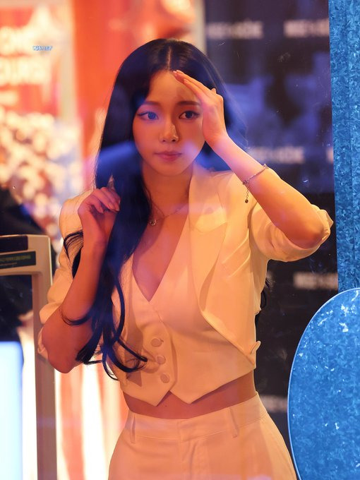 오늘자-성수-미쟝센-행사-과감한-카리나.jpg-6-이미지