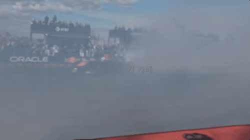 팬들에게-도넛-만드는거-보여주다가-불-내버린-F1-드라이버-5-이미지