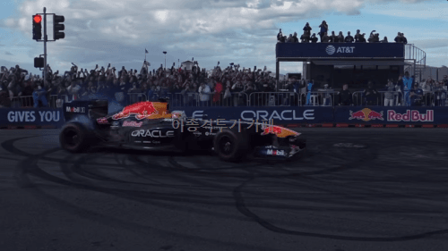 팬들에게-도넛-만드는거-보여주다가-불-내버린-F1-드라이버-4-이미지