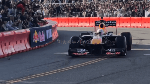 팬들에게-도넛-만드는거-보여주다가-불-내버린-F1-드라이버-2-이미지