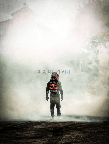 팬들에게-도넛-만드는거-보여주다가-불-내버린-F1-드라이버-7-이미지