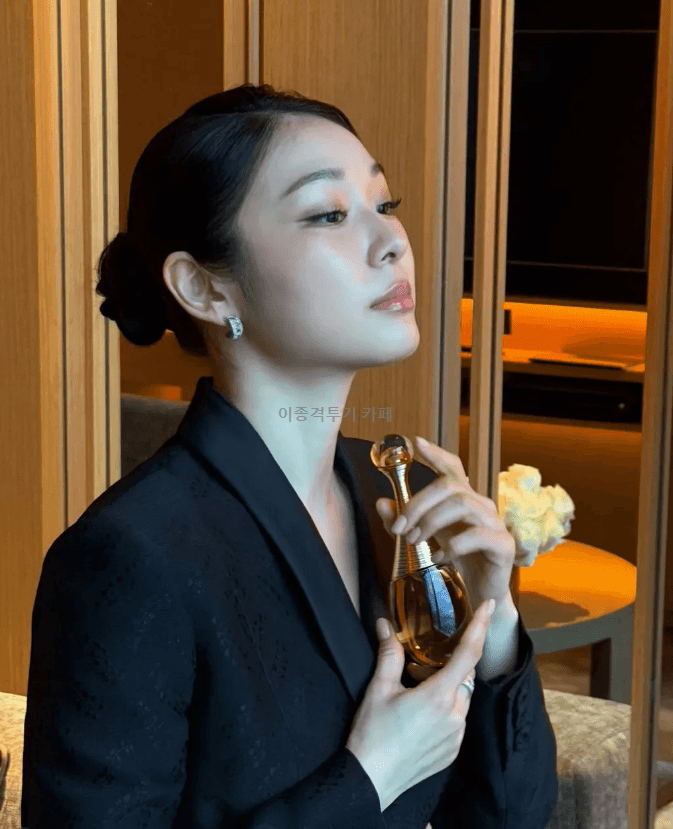 향수-뿌리는-김연아-0-이미지