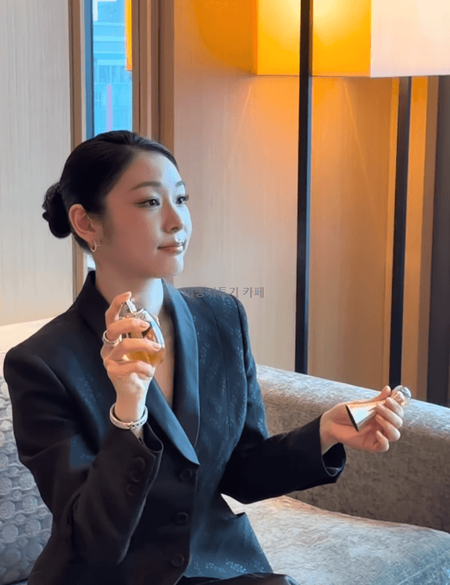 향수-뿌리는-김연아-5-이미지