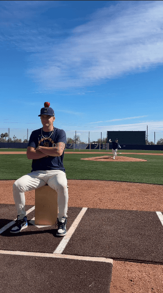 동료-머리-위-사과-맞추는-미즈로우스키-0-이미지