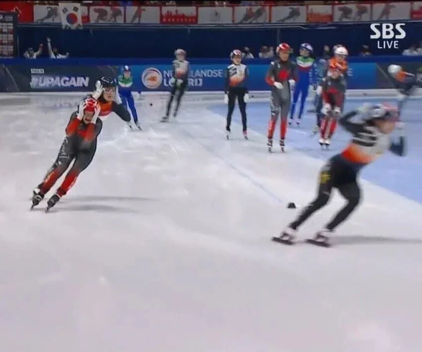 최민정-막판-스퍼트-보고-진심으로-멘붕하는-상대선수들.gif-6-이미지