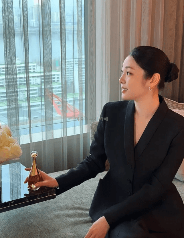 향수-뿌리는-김연아-2-이미지