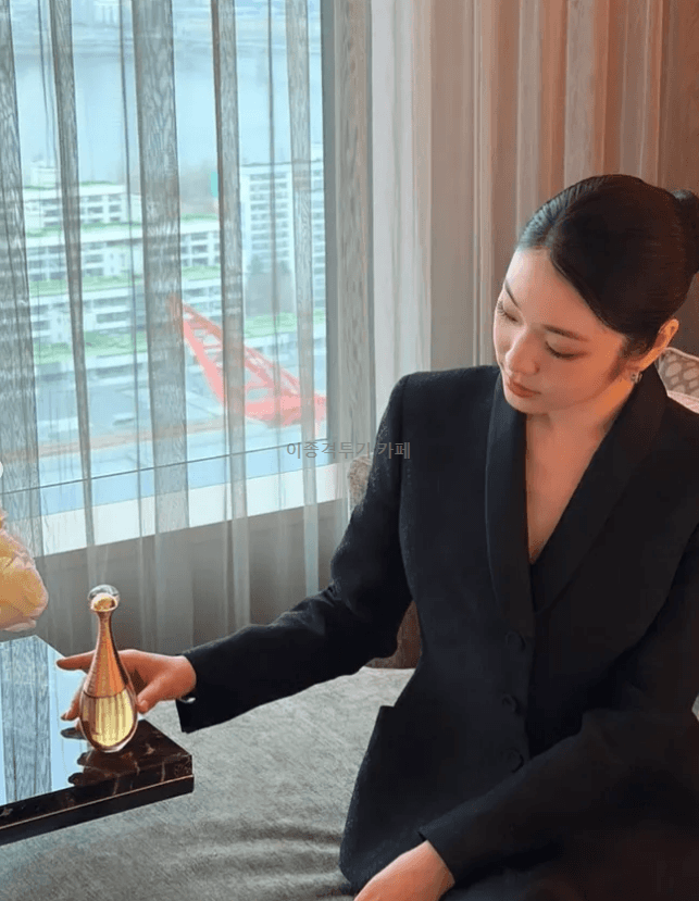 향수-뿌리는-김연아-3-이미지